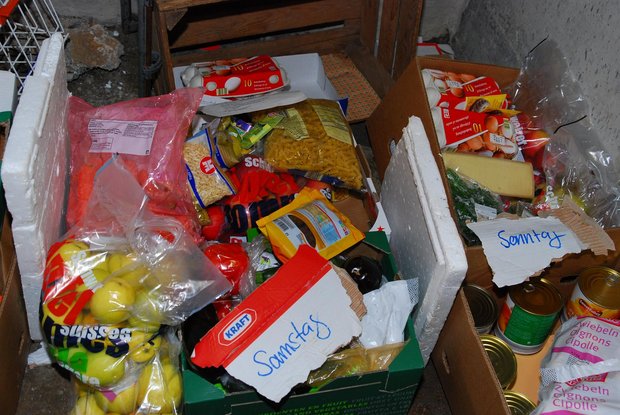 Food for Bergwandercamp A box of selected food for a cooking team