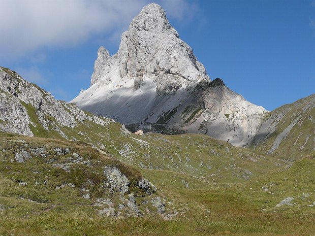 Monte Cavvalino - Große Kinigat A mountain hut in front of a striking mountain peak